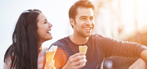 CoupleEatingIceCream-850x400 (3)