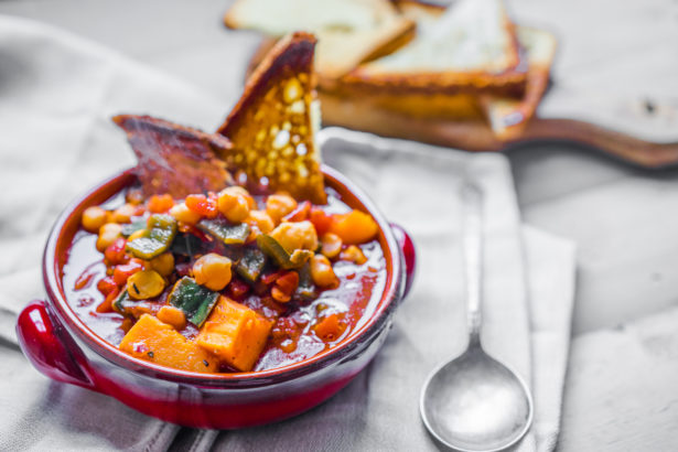 Chili with grilled bread